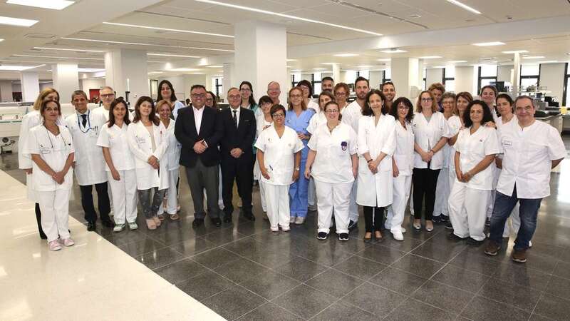 El consejero de Sanidad y el director del SCS, junto a parte del equipo (Foto TA)